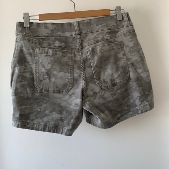 Spanx Camo Shorts - Picture 5 of 10